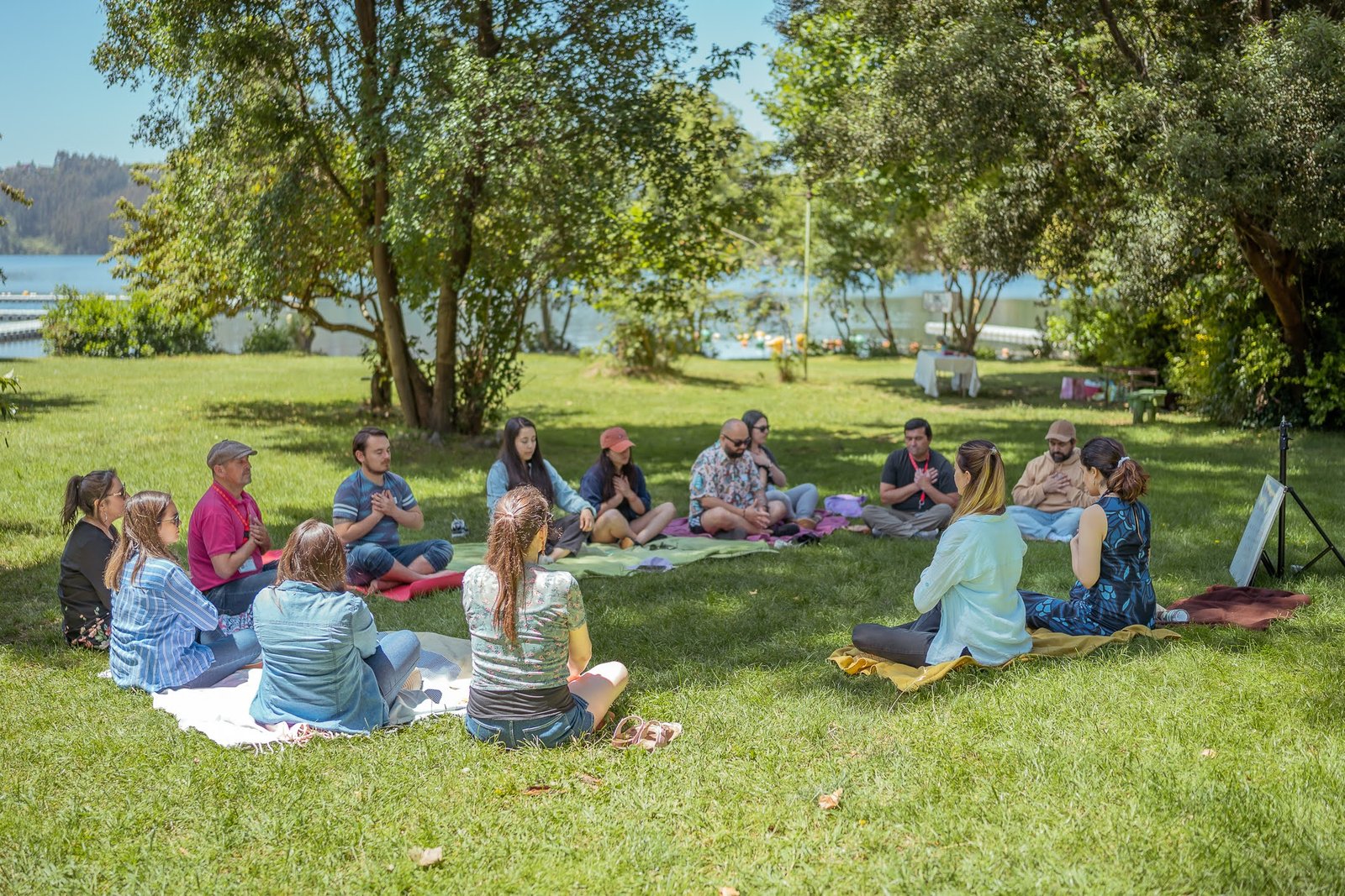 Participantes reunidos en círculo durante un taller al aire libre